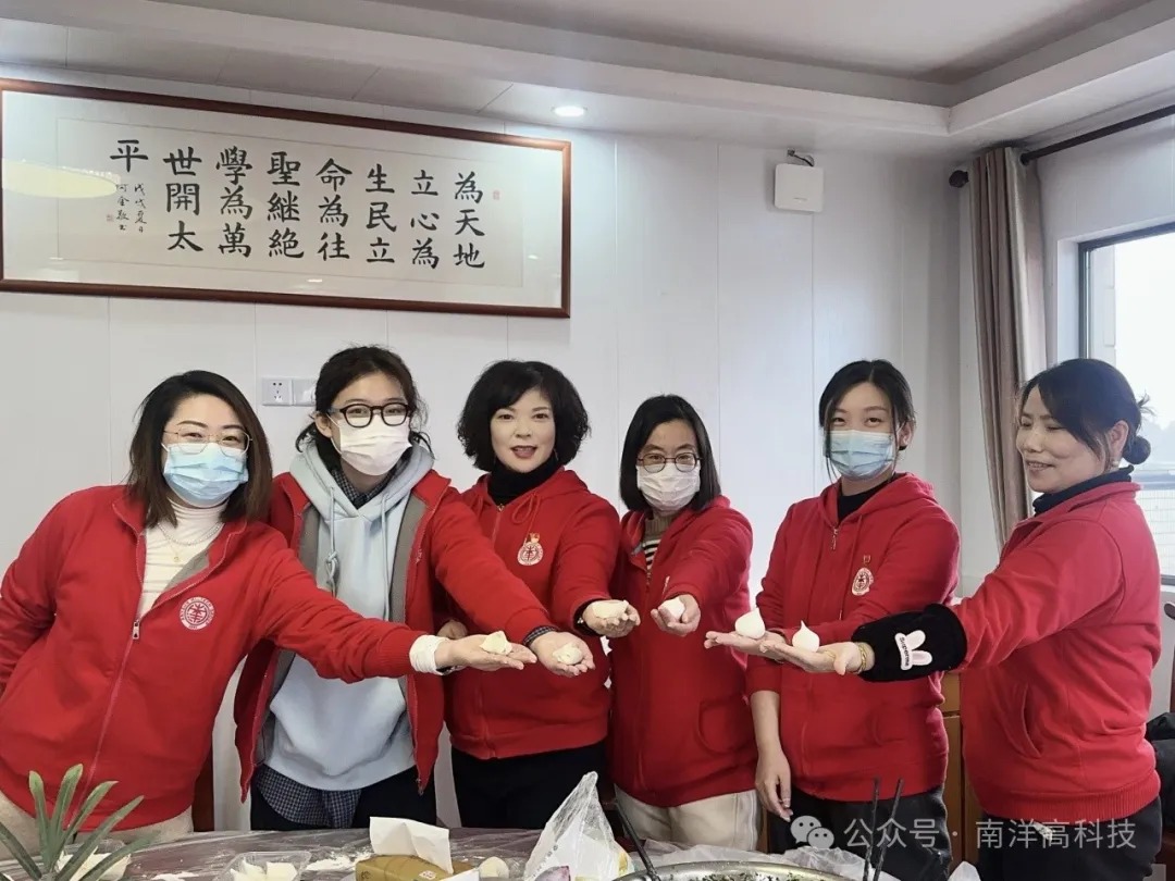 灵蛇献瑞，喜“宵”颜开